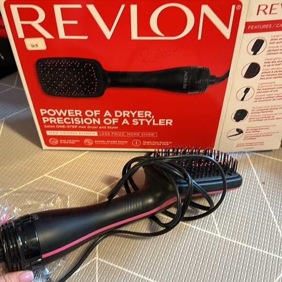 Revlon
Power of a Dryer
One-Step Styler - Picture 2 of 4